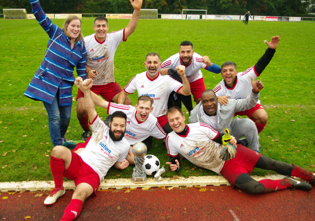 Fußball Team feiert beim Heristo Cup