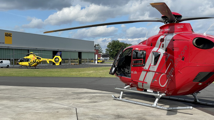 HTM Hubschrauber mit ADAC im Hintergrund