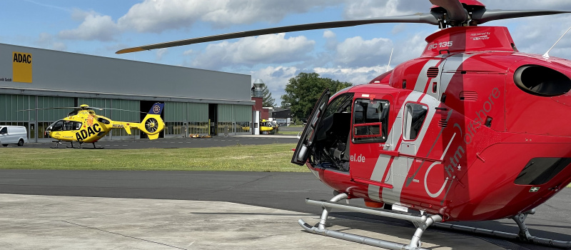 HTM Hubschrauber mit ADAC im Hintergrund