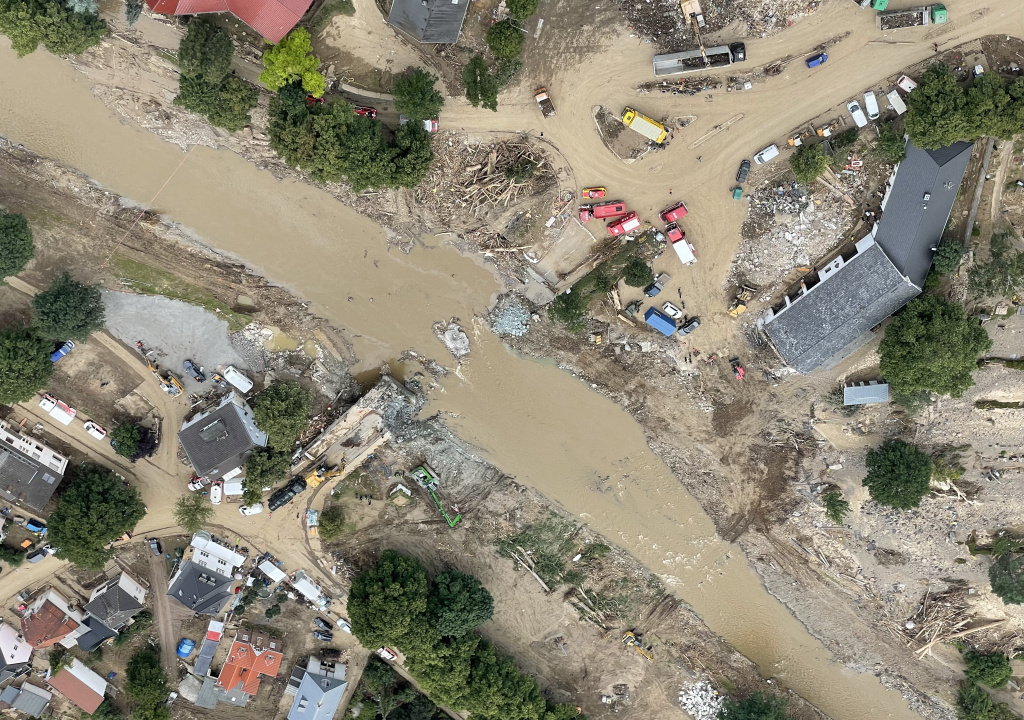 Hochwasserkatastrophe Bild mit zwei zerstörten Brücken