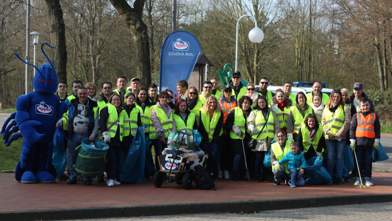 Appel Feinkost Gruppenfoto nach der Müllsammelaktion in Cuxhaven