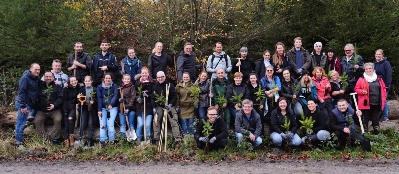 Gruppenfoto vom Team animonda bei der Baumpflanzaktion 2022